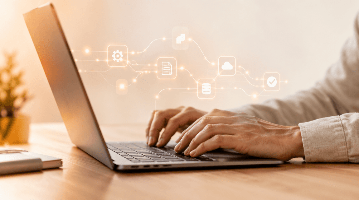 Persona trabajando en un computador portátil rodeada de íconos conectados de procesos digitales